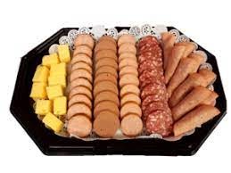 Grote schaal kaasjes en worstjes