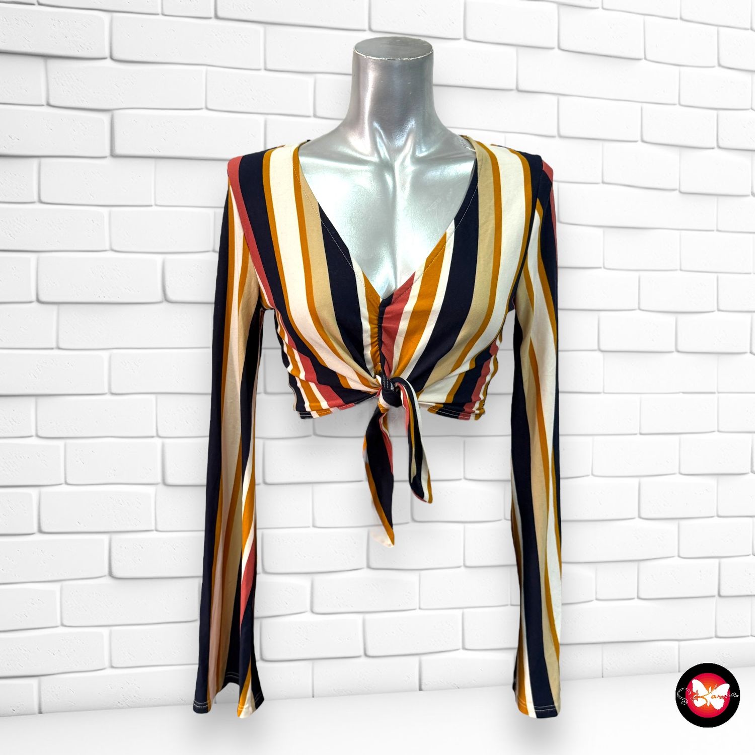 Camiseta cropped con lazo FASHIONOVA Talla S