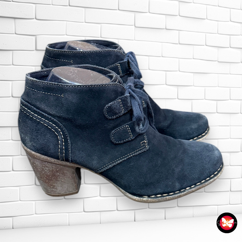 **SALES** Botines de ante con tacón CLARKS T40