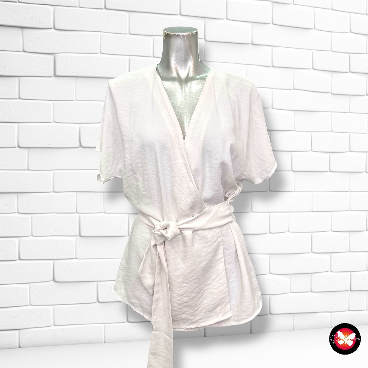 Blusa con cinturón STRADIVARIUS Talla S