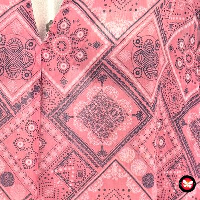 **HOY** Blusa traslúcida con estampado Talla M/L