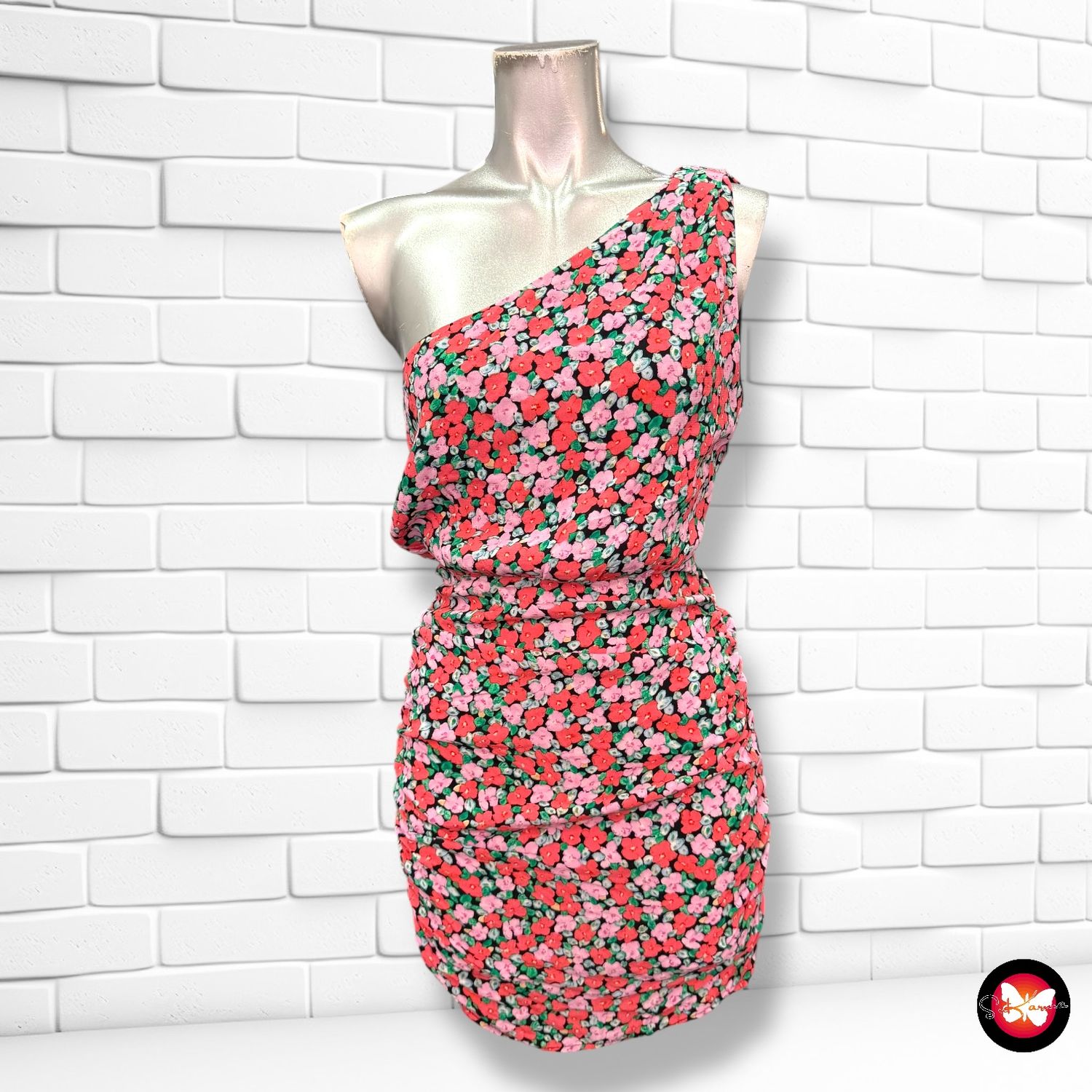 Vestido con escote irregular BERSHKA Talla S