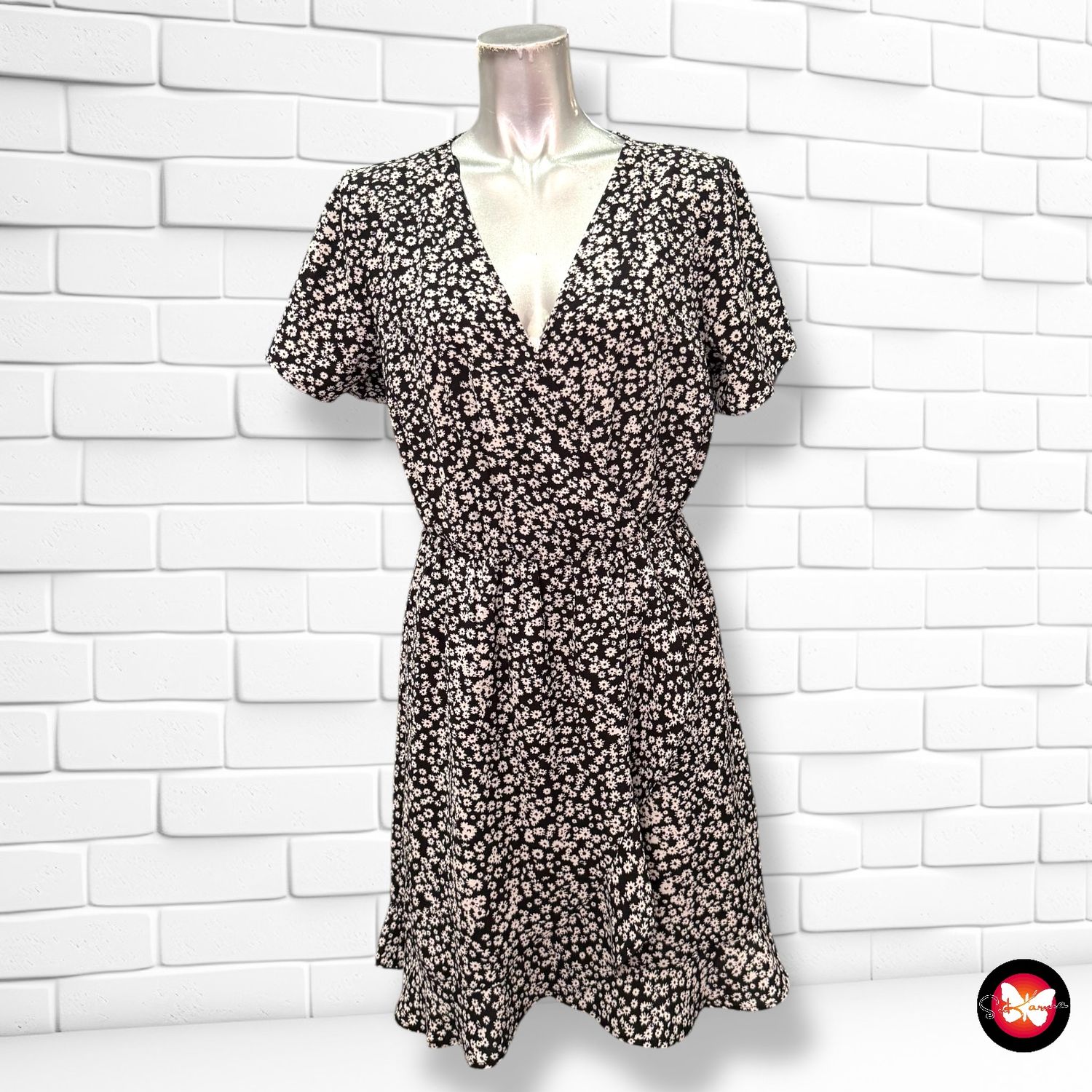 **HOY** Vestido de florecitas DISTRIKT Talla S (grande)