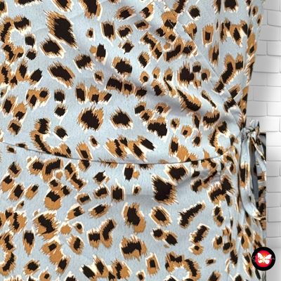 **HOY** Vestido cruzado animal print ONLY Talla S