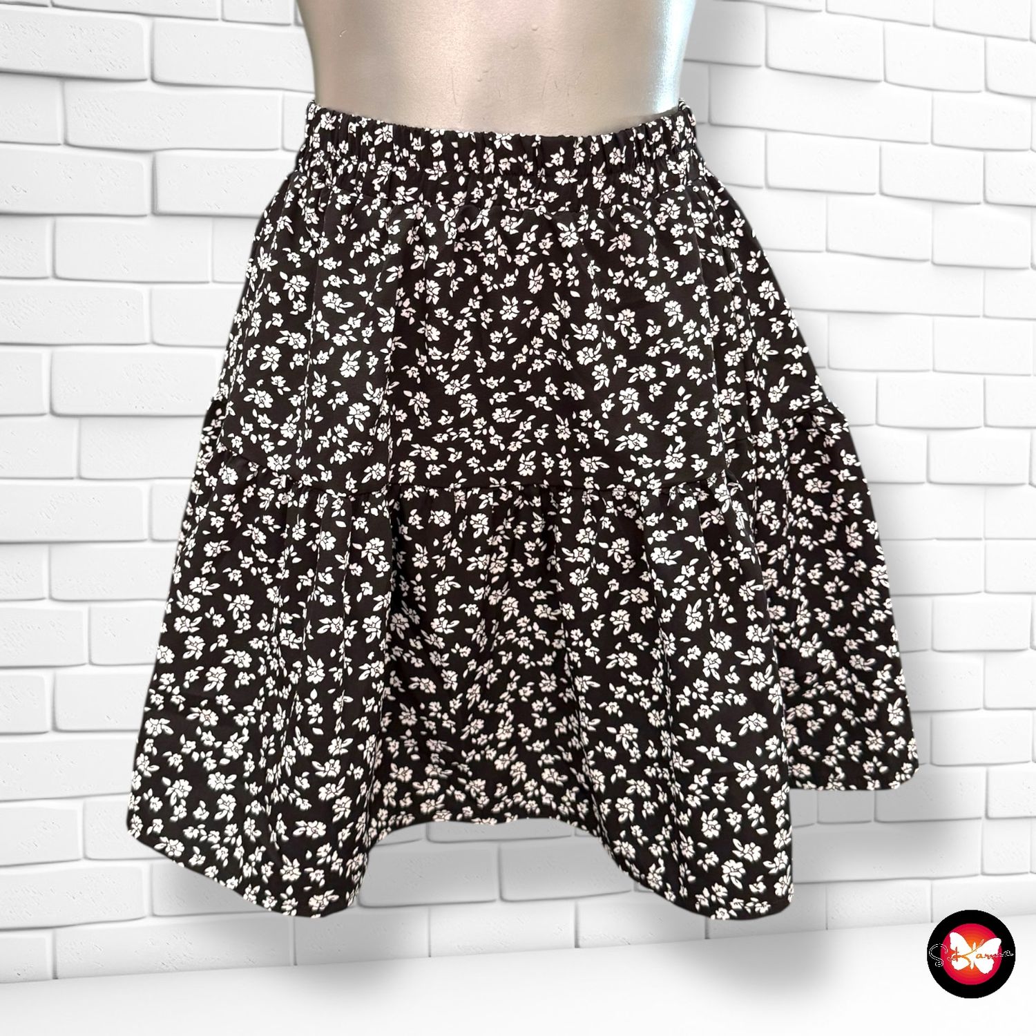 **HOY** Falda de florecitas SHEIN Talla S