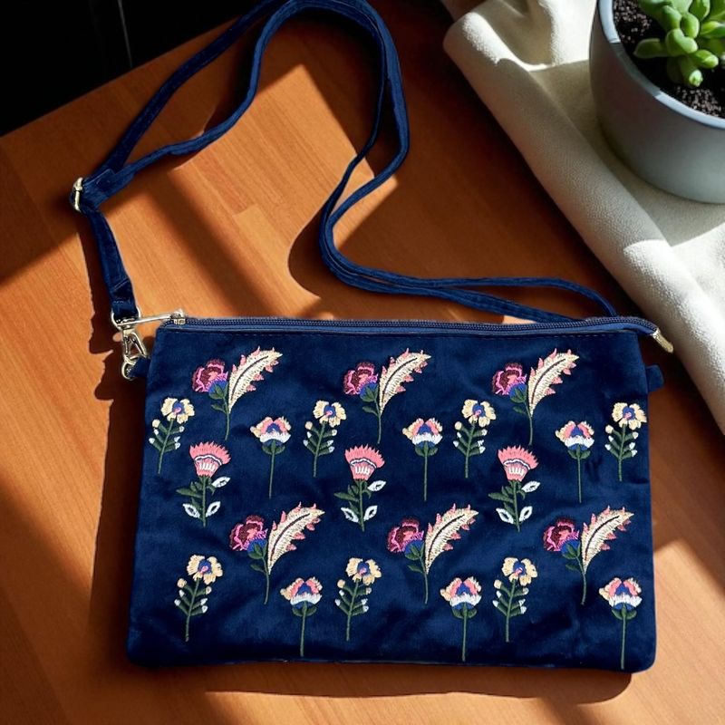 **HOY** Bolso bandolera de terciopelo con bordados