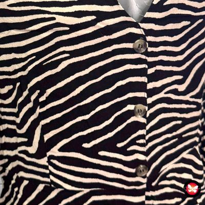 **HOY** Blusa con botones estampado animal print H&amp;M Talla 44