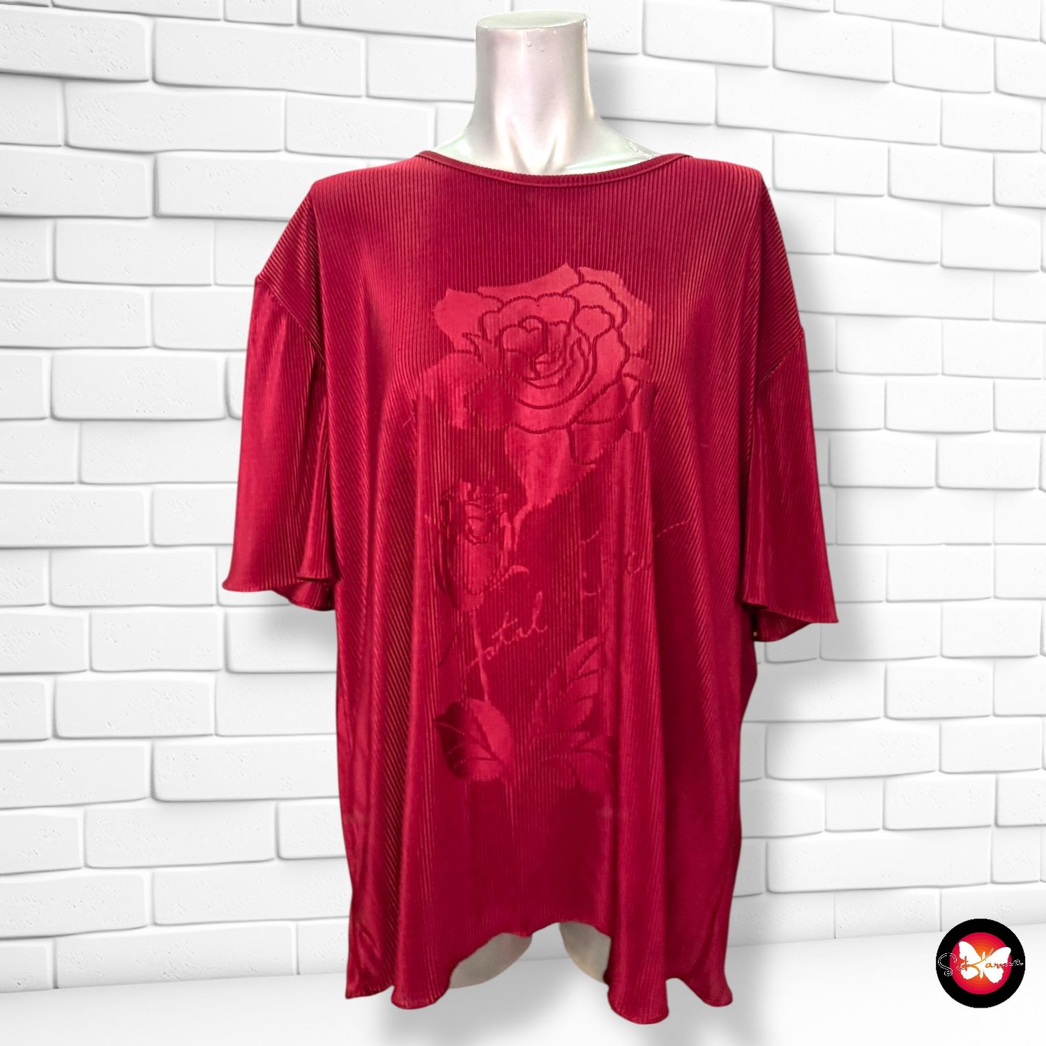 **HOY** Blusa plisada con flor Talla 4XL