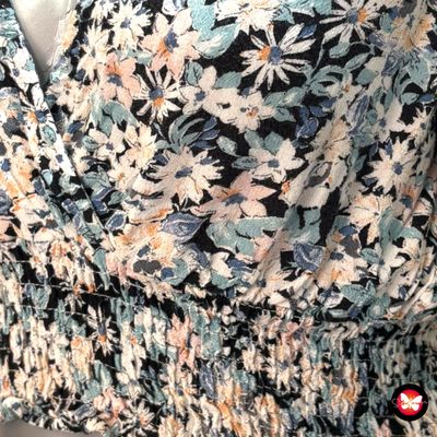 **HOY** Blusa cropped de florecitas y escote cruzado PULL&amp;BEAR Talla S