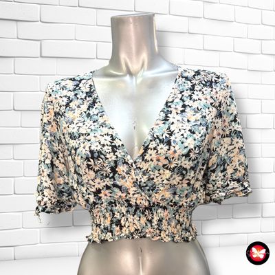 **HOY** Blusa cropped de florecitas y escote cruzado PULL&amp;BEAR Talla S