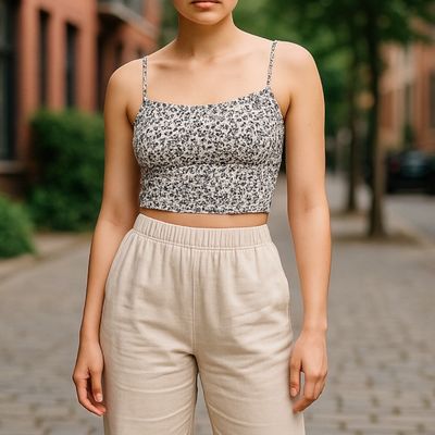 Blusa cropped de florecitas BERSHKA Talla S