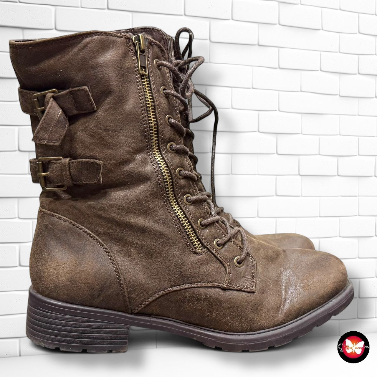 **HOY** Botines con cordones y correas T39
