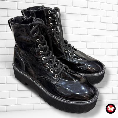 **HOY** Botines militares acharolados con plataforma DIVIDED T41
