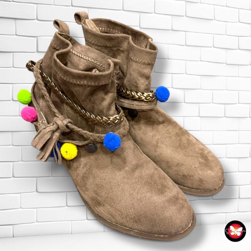 **HOY** Botines con pompones T41