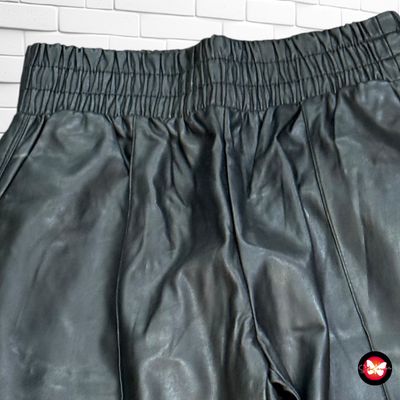 **HOY** Pantalón jogger de piel sintética BERSHKA Talla S