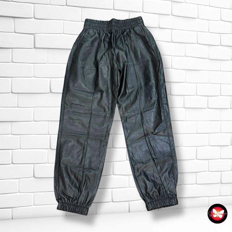 **HOY** Pantalón jogger de piel sintética BERSHKA Talla S