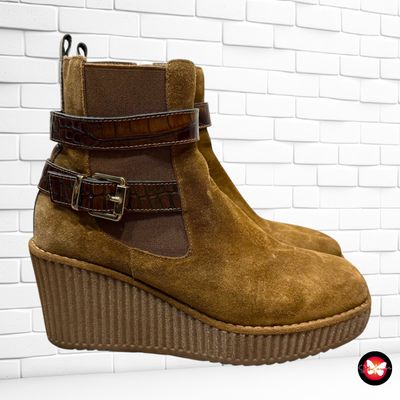 **HOY** Botines de ante con cuña T37