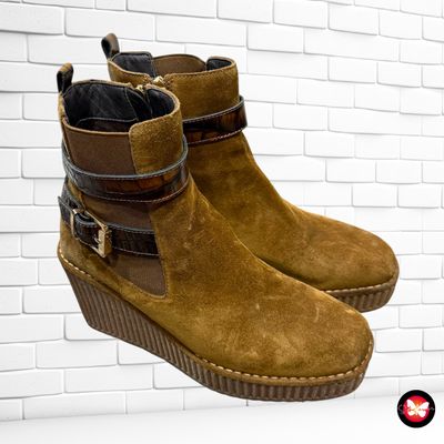 **HOY** Botines de ante con cuña T37