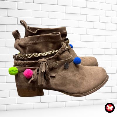 **HOY** Botines con pompones T37