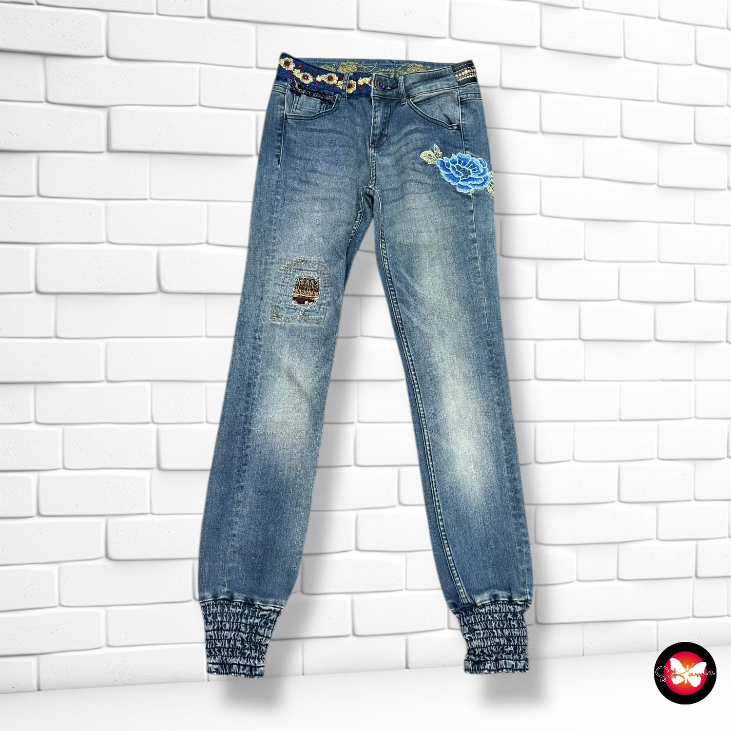 **HOY** Pantalón vaquero DESIGUAL con bordados Talla S (W26)