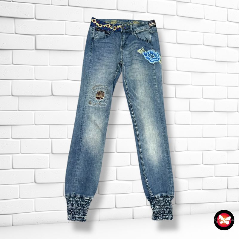 **HOY** Pantalón vaquero DESIGUAL con bordados Talla S (W26)