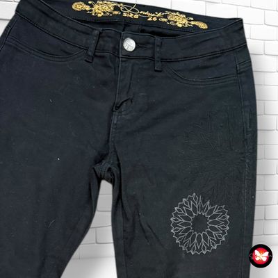 Pantalón vaquero DESIGUAL con bordados Talla S (W26)