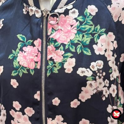 Chaqueta tipo bomber de satén DIVIDED Talla 36