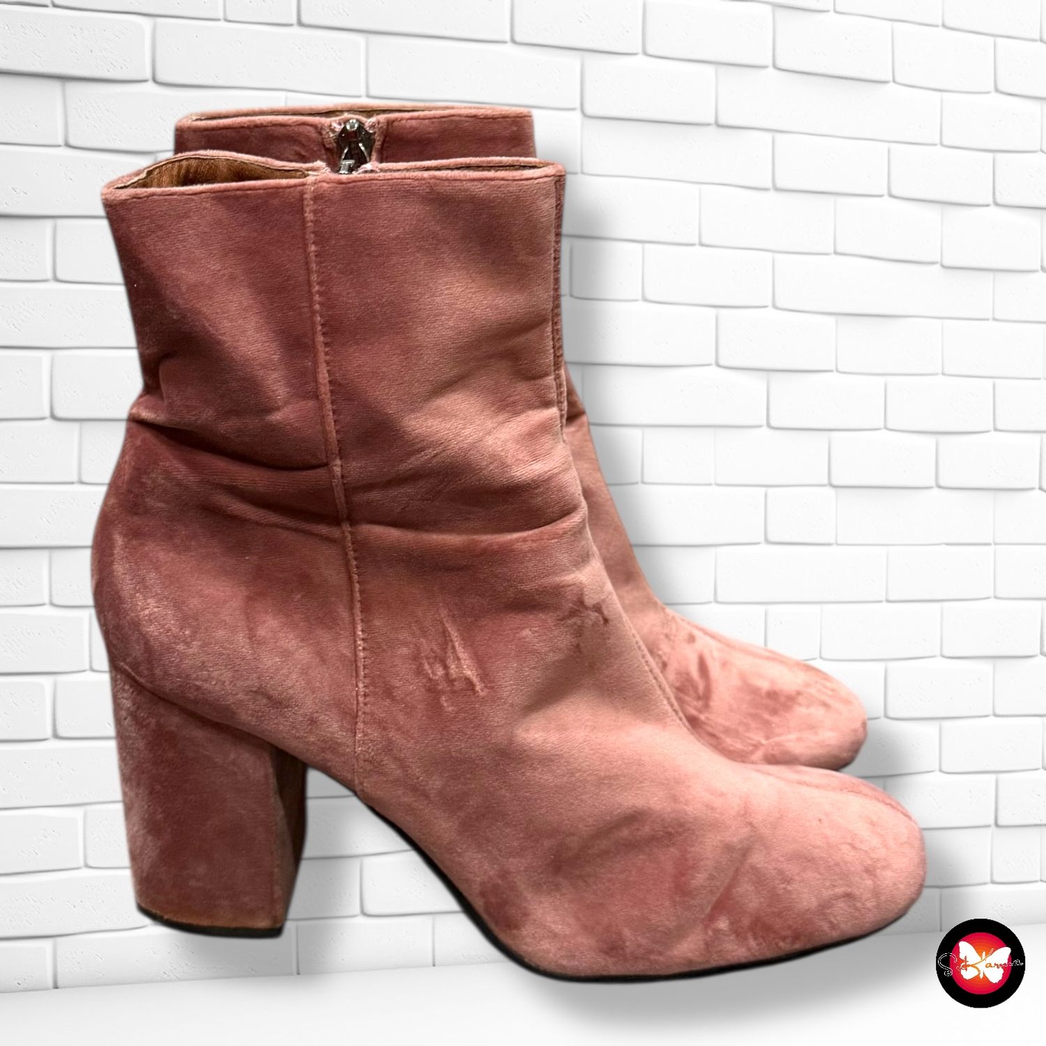 **HOY** Botines de terciopelo con tacón T39