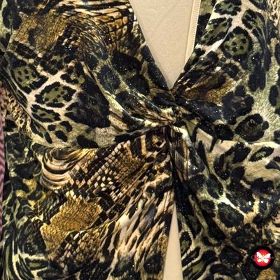 Blusa animal print con brillo Talla 48 (pequeña)