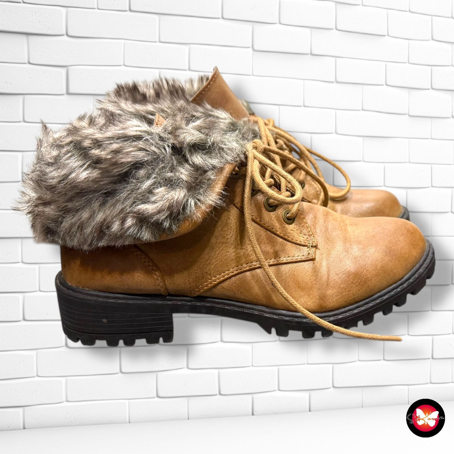 **HOY** Botines de cordones con pelito T37