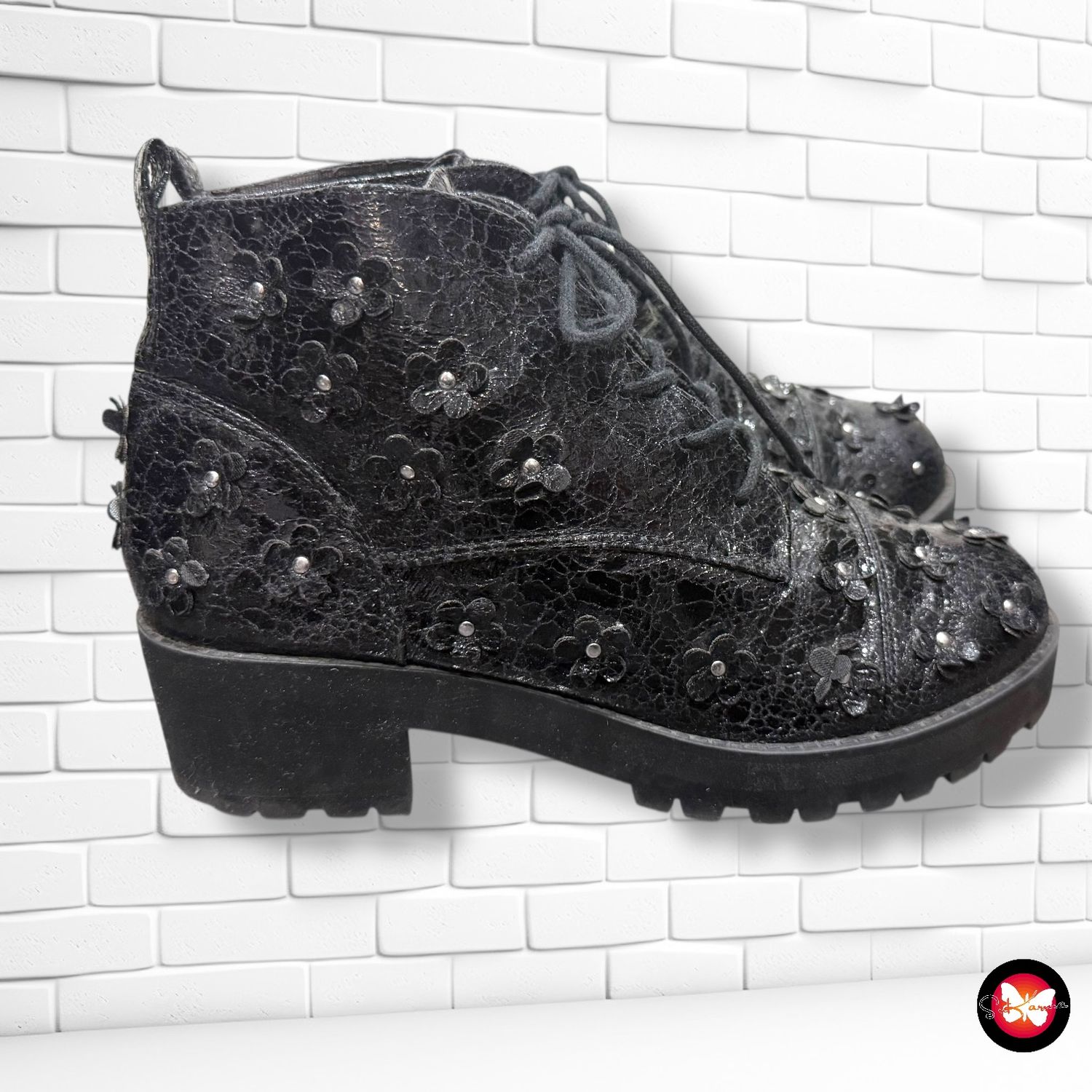 **HOY** Botines con florecitas T39