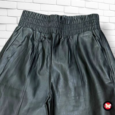 **HOY** Pantalón jogger de piel sintética BERSHKA Talla XS