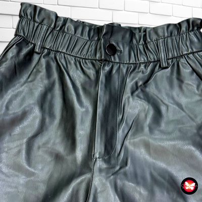 **HOY** Pantalón slouchy de piel sintética ZARA Talla M