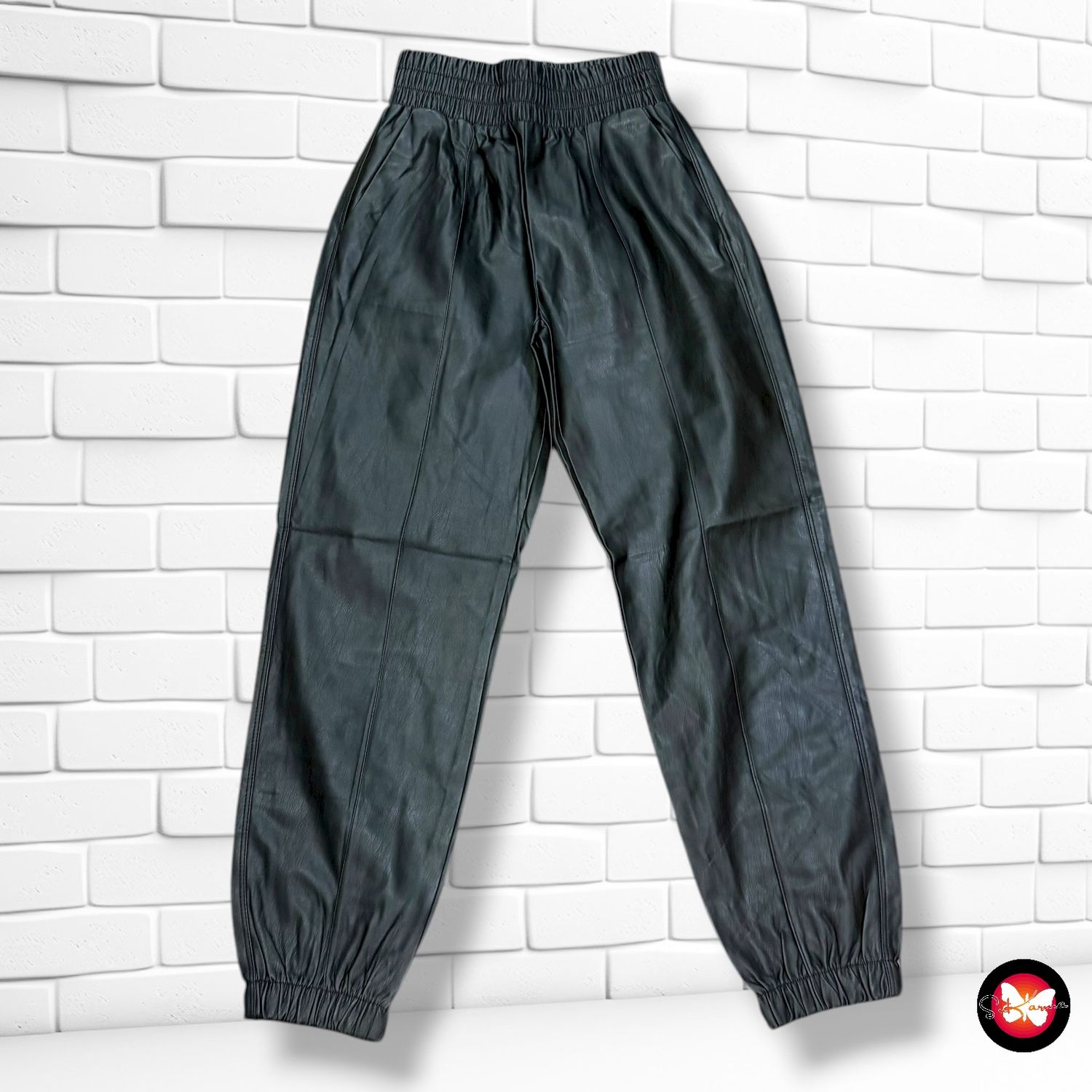 Pantalón jogger de piel sintética BERSHKA Talla XS