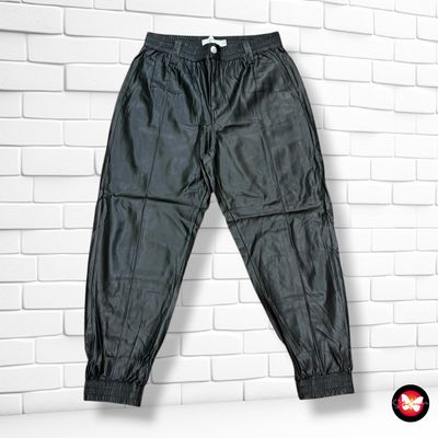 **HOY** Pantalón jogger de piel sintética BERSHKA Talla XL