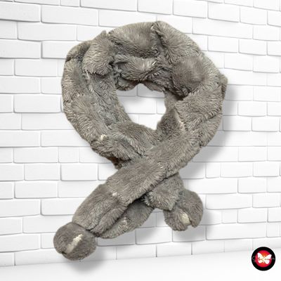 **HOY** Estola de pelo con pompones y pasador