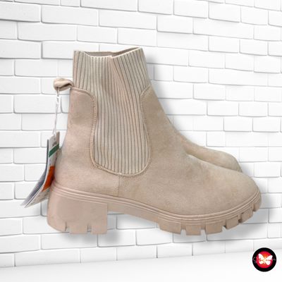 **HOY** Botines tipo ante con punto SINSAY T40