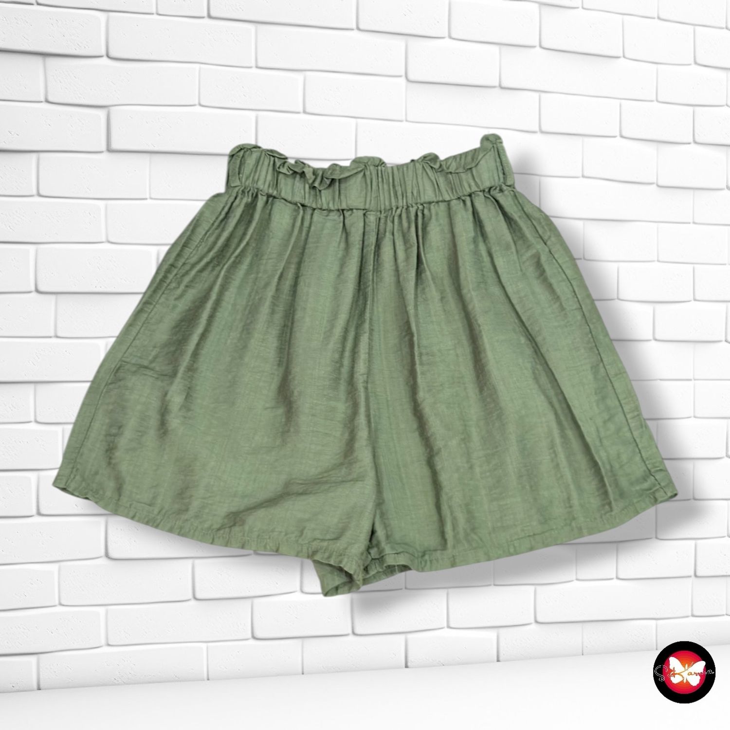 Short sueltito SHEIN color Verde militar Talla M (pequeña)