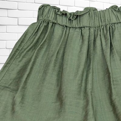 Short sueltito SHEIN color Verde militar Talla M (pequeña)