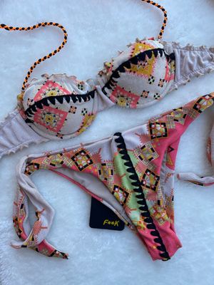 Bikini Tribe con ferretto e slip nodi americano regolabile Bikini Tribe con ferretto e slip nodi americano regolabile