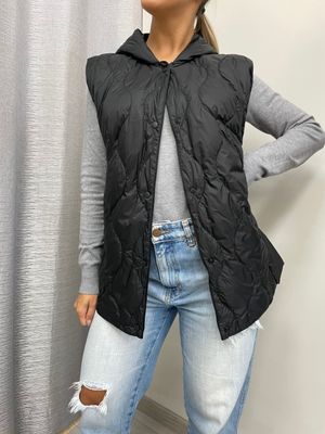Piumino Ultra Light Vicolo smanicato con cappuccio nero