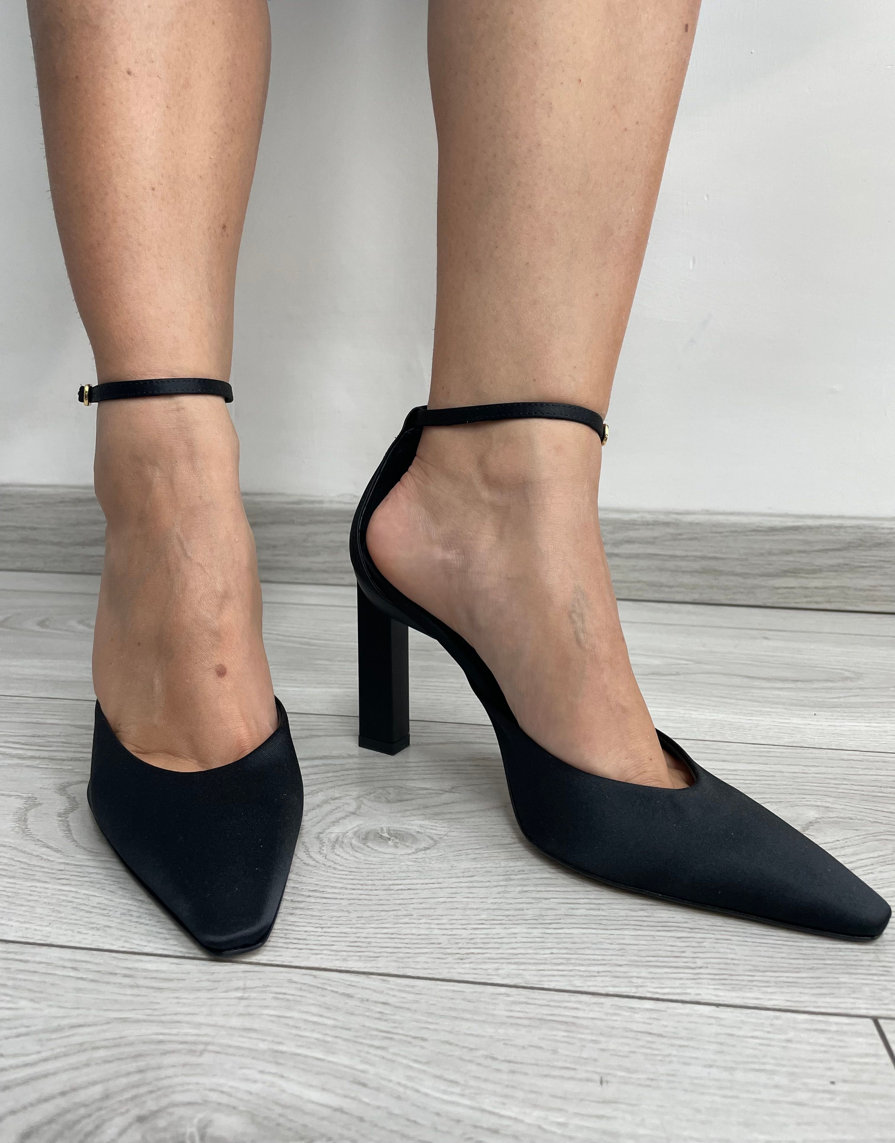 Décolleté Ovyé in raso nero