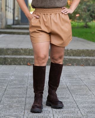 Short Kontatto in eco cammello