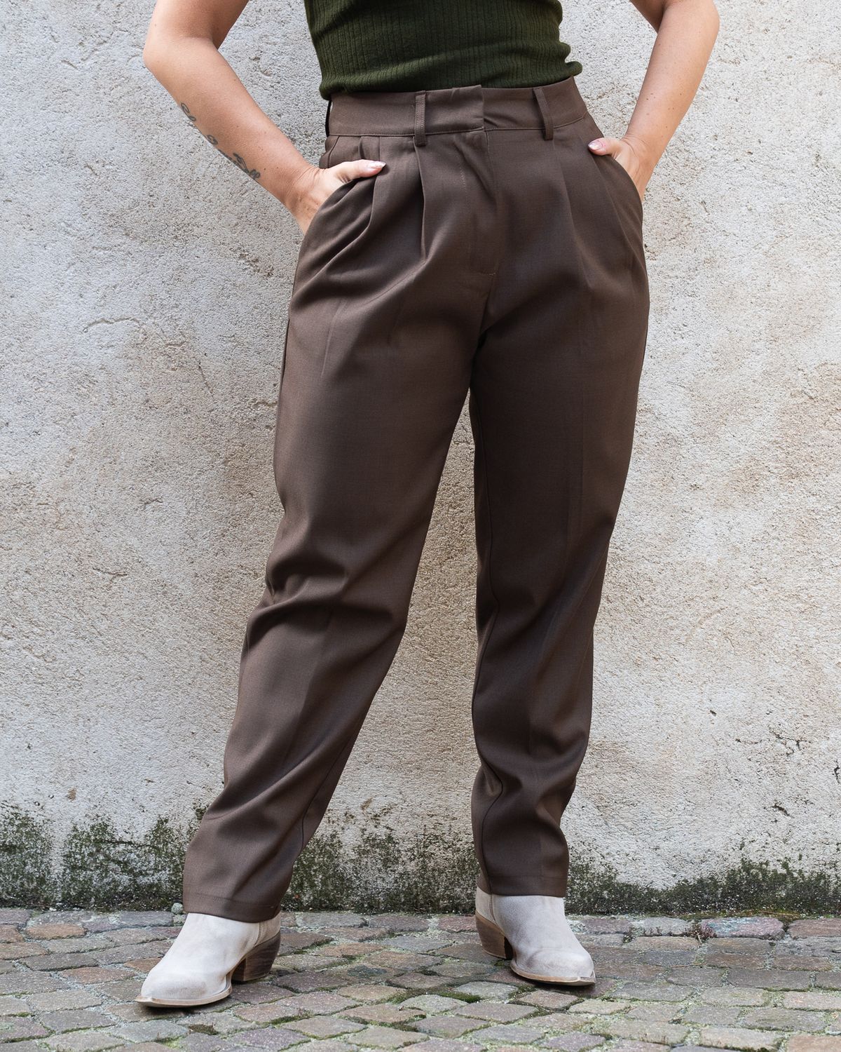 Pantalone Art Love modello mom fit moro