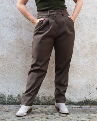 Pantalone Art Love modello mom fit moro