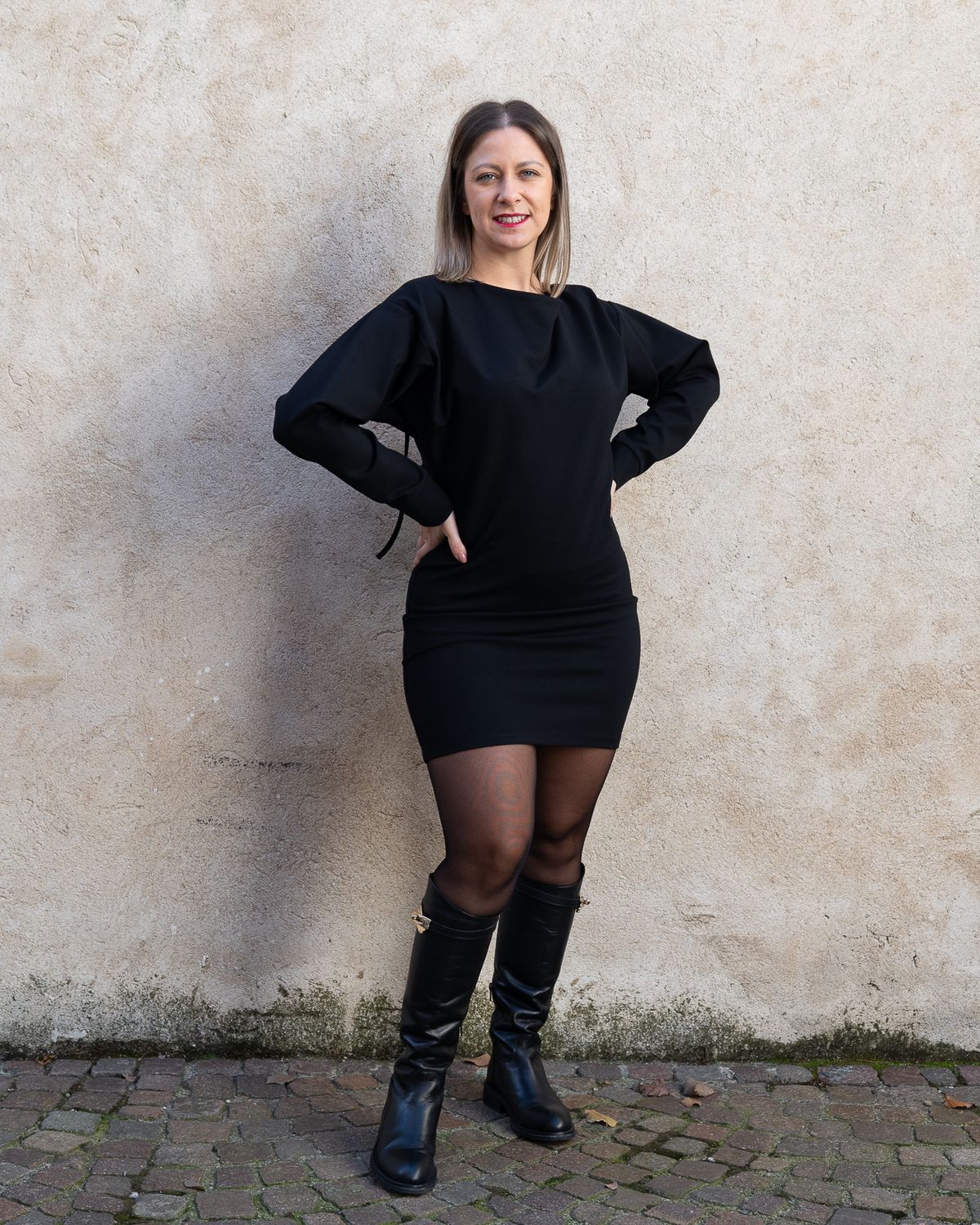 Abito corto Vicolo con drappeggio sul retro nero