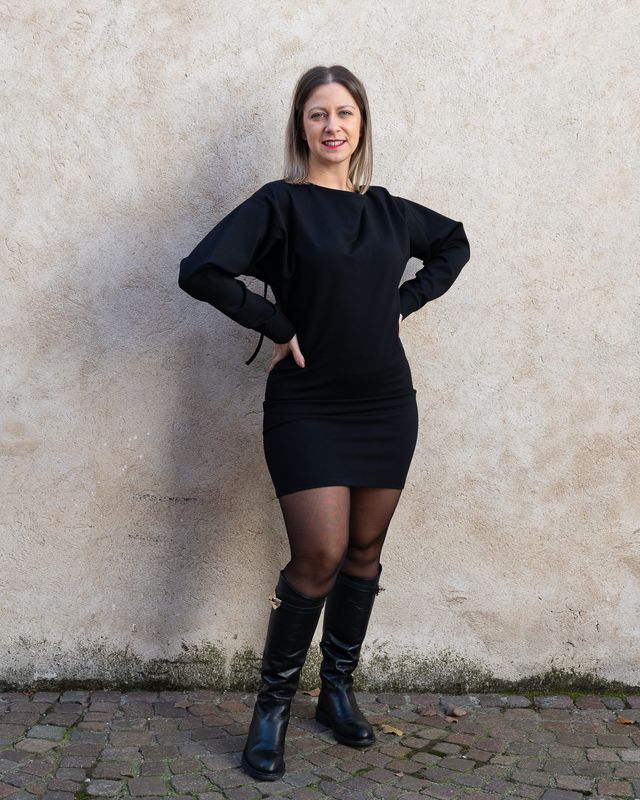 Abito corto Vicolo con drappeggio sul retro nero Abito corto Vicolo con drappeggio sul retro nero