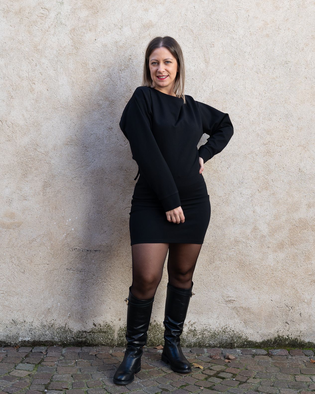 Abito corto Vicolo con drappeggio sul retro nero