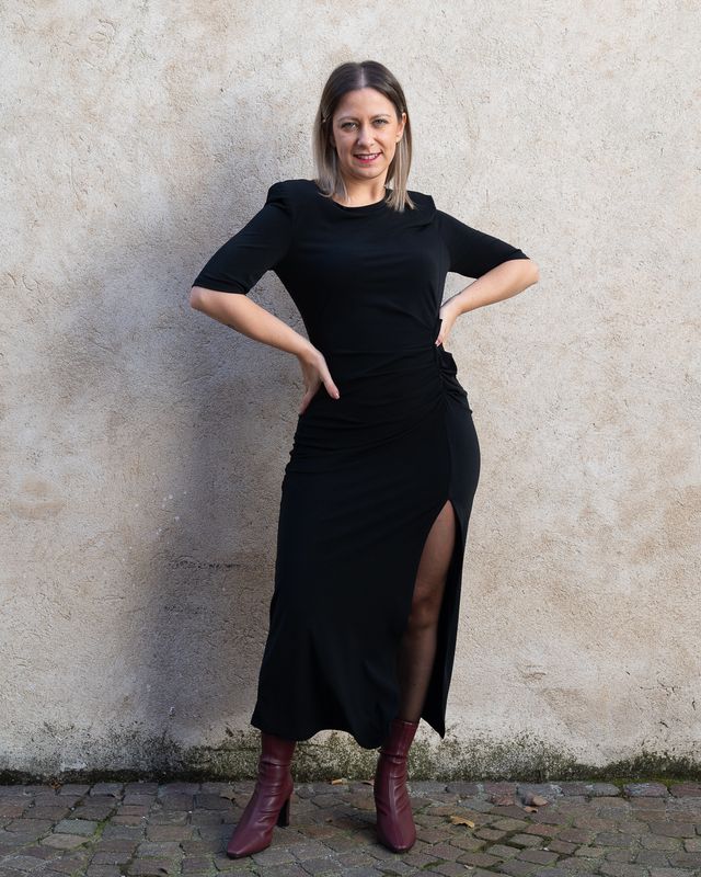 Abito Vicolo con arriccio e spacco frontale nero Abito Vicolo con arriccio e spacco frontale nero