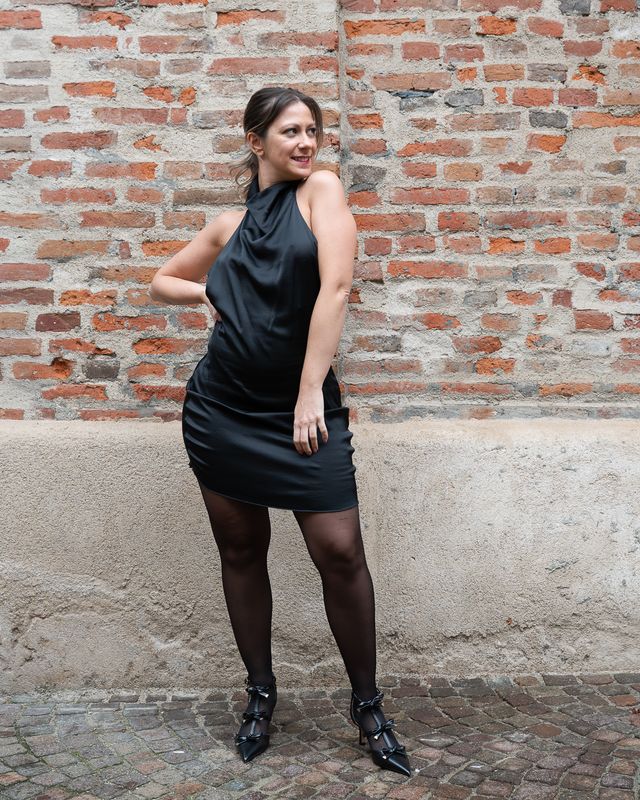 Abito raso Vicolo con scollatura a boccale nero Abito raso Vicolo con scollatura a boccale nero